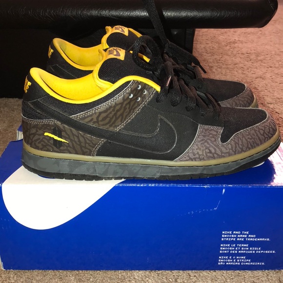 yellow curb nike sb dunk low